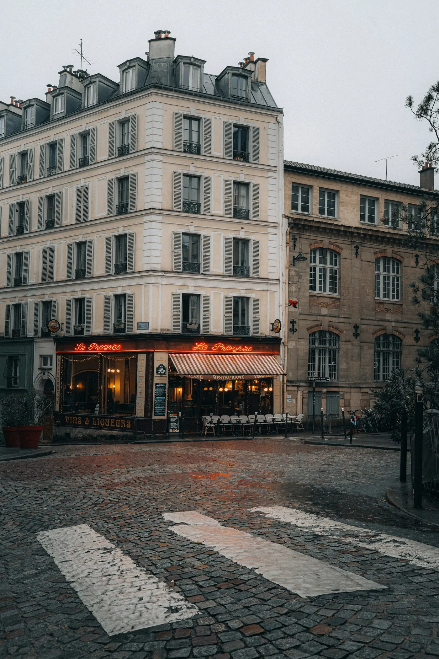 Paris'te bir kafe ve arnavutkaldırım sokak, mavi saatte